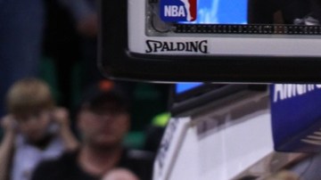 Stephen Curry le hace la jugada a Rudy Gobert del Jazz de Utah en el Vivant Smart Home Arena de Salt Lake City.