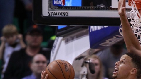 Stephen Curry le hace la jugada a Rudy Gobert del Jazz de Utah en el Vivant Smart Home Arena de Salt Lake City.