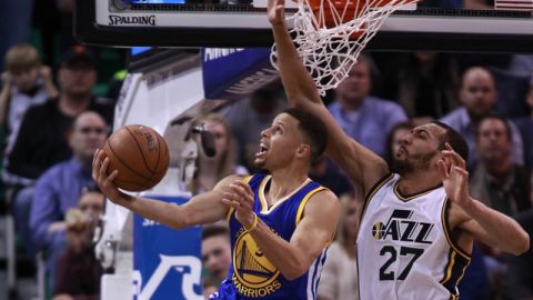 Stephen Curry le hace la jugada a Rudy Gobert del Jazz de Utah en el Vivant Smart Home Arena de Salt Lake City.