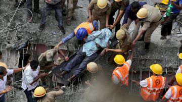 Miembros de la Fuerza de Respuesta de Desastres Nacionales (NDRF) trabajan para rescatar a las víctimas de un derrumbe en Calcuta