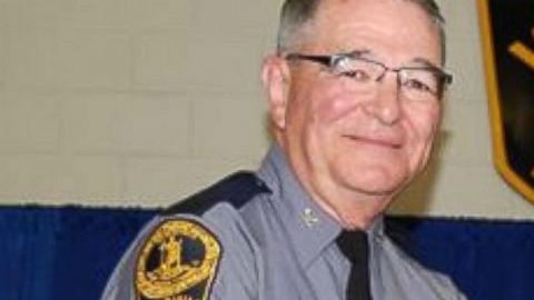 El agente Chad Dermyer (d), de 37 años, durante su graduación en la Academia de Policía en Virginia.