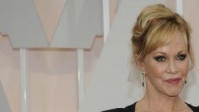 Dakota Johnson posando con su mamá Melanie Griffith.