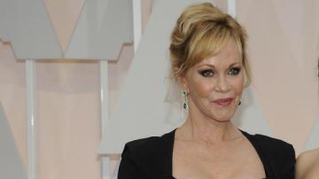 Dakota Johnson posando con su mamá Melanie Griffith.