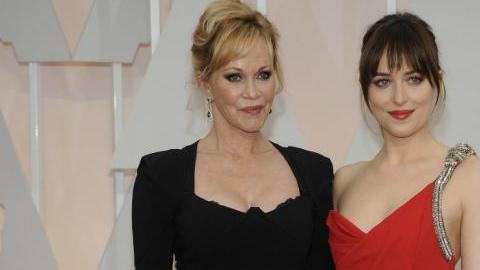 Dakota Johnson posando con su mamá Melanie Griffith.
