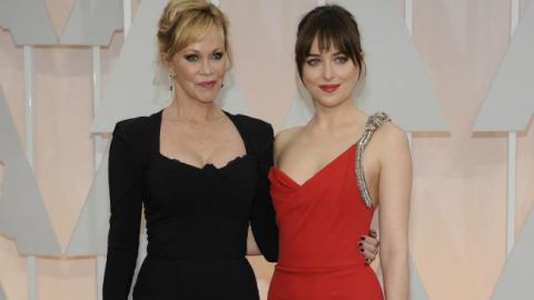 Dakota Johnson posando con su mamá Melanie Griffith.