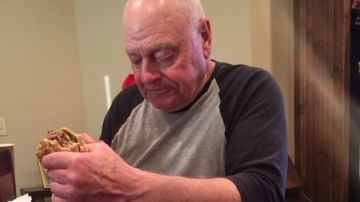 El abuelo había preparado hamburguesas para todos sus nietos pero sólo una se presentó a su cumpleaños.