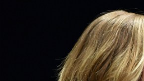 "Esto es por Bruselas" dijo a los miles de asistentes a su espectáculo antes de cantar su canción favorita.