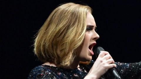 "Esto es por Bruselas" dijo a los miles de asistentes a su espectáculo antes de cantar su canción favorita.