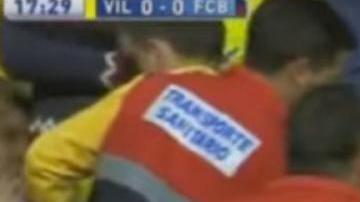 Mal momento para esta aficionada al 'submarino amarillo'.