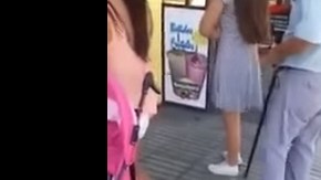 Según vecinos, no es la primera vez que el hombre acosa a mujeres en la calle.