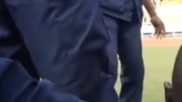 El árbitro tuvo que salir en camilla por los golpes que recibió.