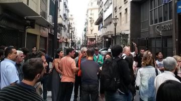 Evacuaron Radio Nacional Argentina luego de que entrara un hombre armado y los obligara a tirarse al piso. (Foto Twitter @santilucia)