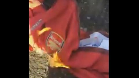 El momento en que arde el escudo de los 'Gunners'.