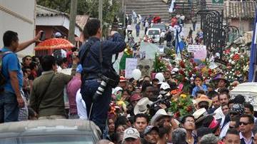 Hondureños portan una bandera de honduras en el sepelio de la defensora de derechos humanos y del ambiente Berta Cáceres  en la ciudad de La Esperanza (Honduras).