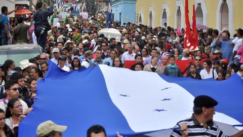 Hondureños portan una bandera de honduras en el sepelio de la defensora de derechos humanos y del ambiente Berta Cáceres en la ciudad de La Esperanza (Honduras).