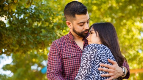 El sentimiento del amor es completamente diferente al de la mera atracción que, en sí, está incluida en el proceso del enamoramiento que conlleva al amor.