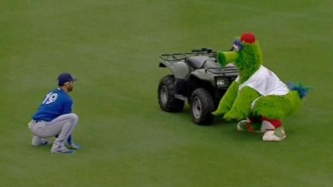 Muy gracioso resultó el duelo entre José Bautista y el 'Phanatic'.