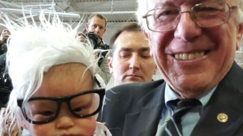 El bebé Bernie conoció al candidato demócrata durante un acto de campaña en Las Vegas.