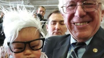 El bebé Bernie conoció al candidato demócrata durante un acto de campaña en Las Vegas.