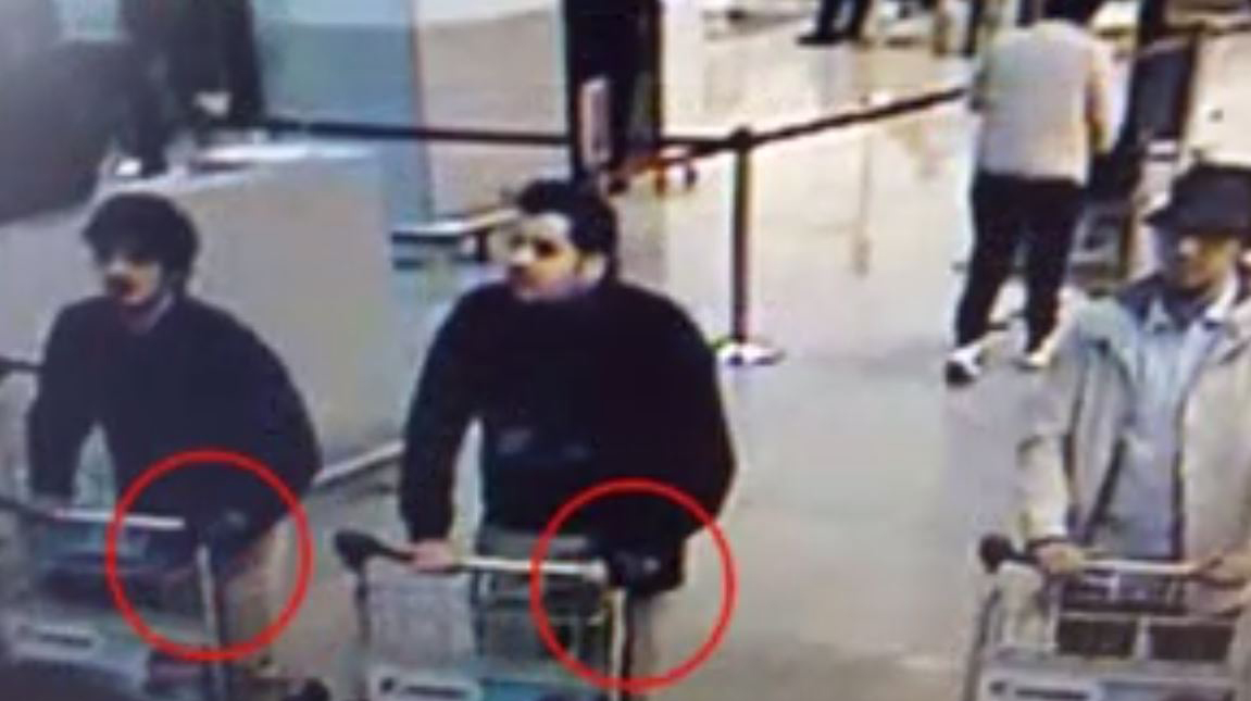 Brahim El Bakraui (al centro)  fue uno de los dos suicidas del aeropuerto de Bélgica.