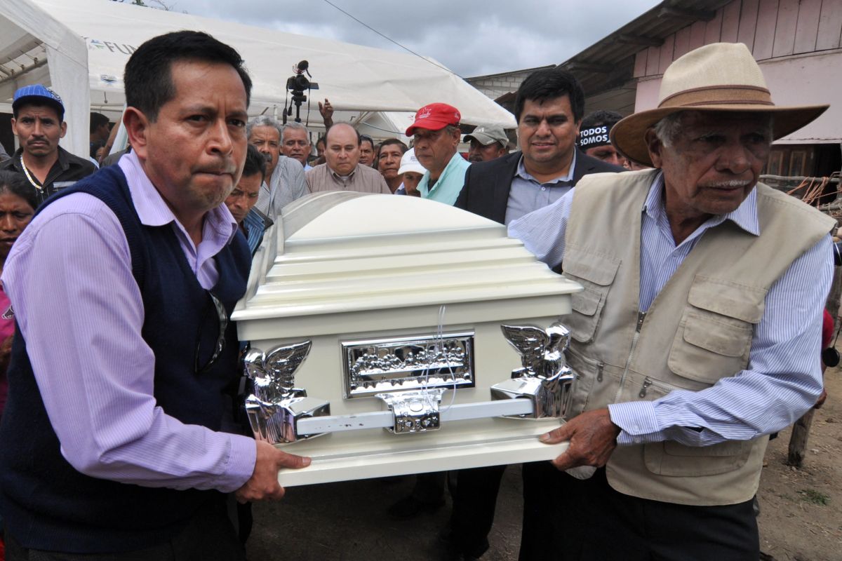 Funerales de la defensora de derechos humanos y del ambiente Berta Cáceres durante su sepelio en La Esperanza, Honduras. 