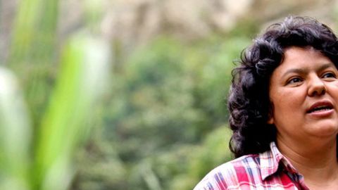 Berta Cáceres recibió el premio Goldman, uno de los más prestigiosos del mundo para ambientalistas. Su campaña logró que el gigante chino Sinohydro y el Banco Mundial abandonaran su respaldo a un polémico proyecto hidroeléctrico.