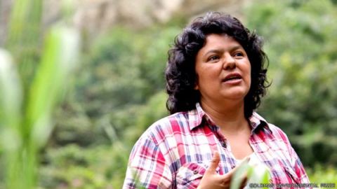 Berta Cáceres recibió el premio Goldman, uno de los más prestigiosos del mundo para ambientalistas. Su campaña logró que el gigante chino Sinohydro y el Banco Mundial abandonaran su respaldo a un polémico proyecto hidroeléctrico.