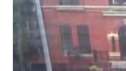 Los transeúntes reaccionaron sorprendidos ante incidente. Captura de video Daily News.