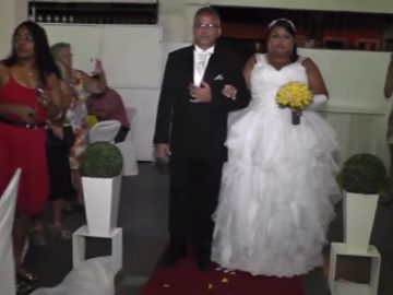 La novia no se esperaba tan peculiar bienvenida.