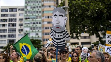 Decenas de miles de personas se reúnen  en una manifestación en la playa de Copacabana, Río de Janeiro