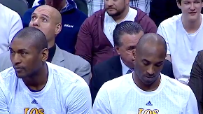 Kobe Bryant le regaló sus tenis autografiados a un niño que estaba en las gradas.