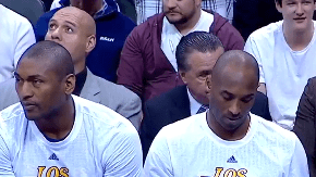 Kobe Bryant le regaló sus tenis autografiados a un niño que estaba en las gradas.