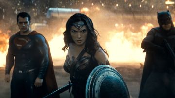 Gal Gadot, entre Henry Cavill (izq.) y Ben Affleck (der.), en los papeles respectivos de Wonder Woman, Superman y Batman.