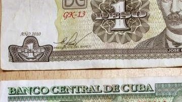 Las dos monedas que existen en Cuba.