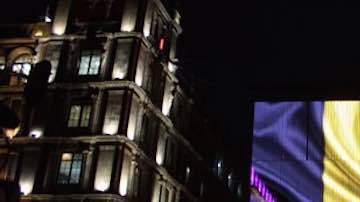 En la imagen, luces Led dan vida a la bandera de Bélgica en la CdMx.