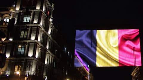 En la imagen, luces Led dan vida a la bandera de Bélgica en la CdMx.