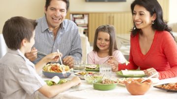 Estudios dicen que los hijos de las familias que cenan juntas tienen un mejor desarrollo de sus habilidades socio-emocionales.