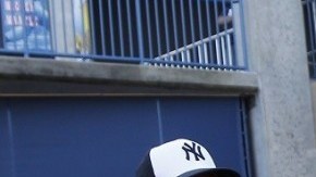 Aroldis Chapman (izq.) empezará a cumplir su sanción el 4 de abril.