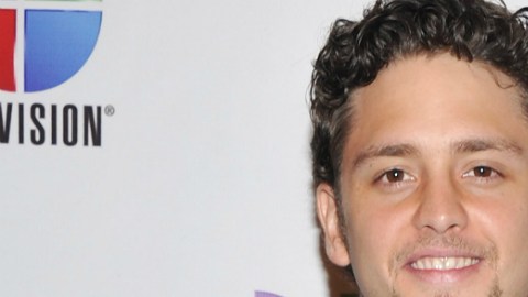 El actor y cantante quiere pasar página, pero sus fans no le dejan.