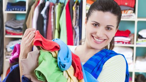 La regla de oro para organizar un clóset es  la de juntar las prendas de la misma categoría, dividiendo el espacio del perchero con una sección para blusas, trajes, pantalones, faldas, etcétera.