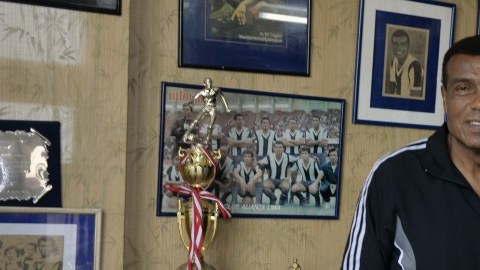 La leyenda peruana Teófilo Cubillas de 65, años posa para una foto en 2014.
