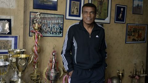 La leyenda peruana Teófilo Cubillas de 65, años posa para una foto en 2014.