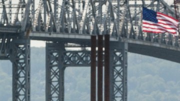 Cuomo en una foto previa frente al puente
