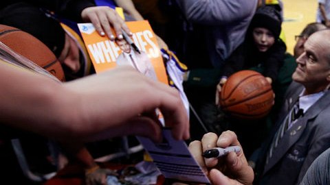 Tremendo susto el que se llevó Curry, al ver cómo varios fans caían desde la grada.