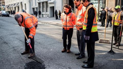 De Blasio celebró el millón de hoyos tapados en el East Village .