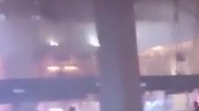 El espacio quedó cubierto en llamas y humo.