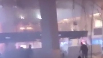 El espacio quedó cubierto en llamas y humo.