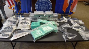 Autoridades incautaron 15 pistolas, 12  cuchillos y cientos de cartuchos de munición, además de varios kilos de diferentes drogas.