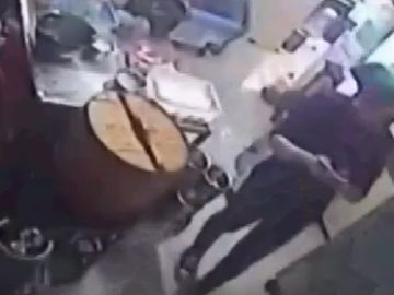 La escena fue captada por cámaras de seguridad.