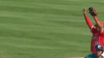 ¿Confusión, estrategia? La jugada culminó en un doble play para los Angels.